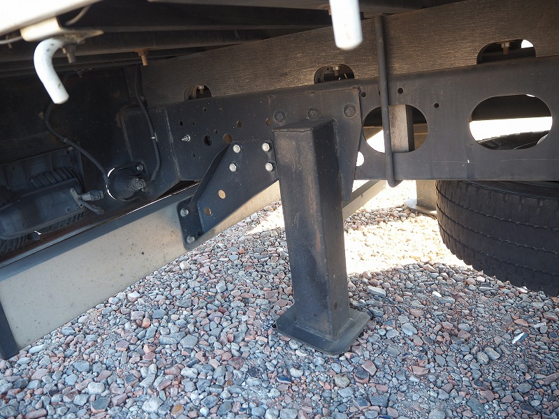 いすゞフォワード4段セルフクレーンラジコン重機回送車|中古トラックの販売・買取・査定のアイナビ