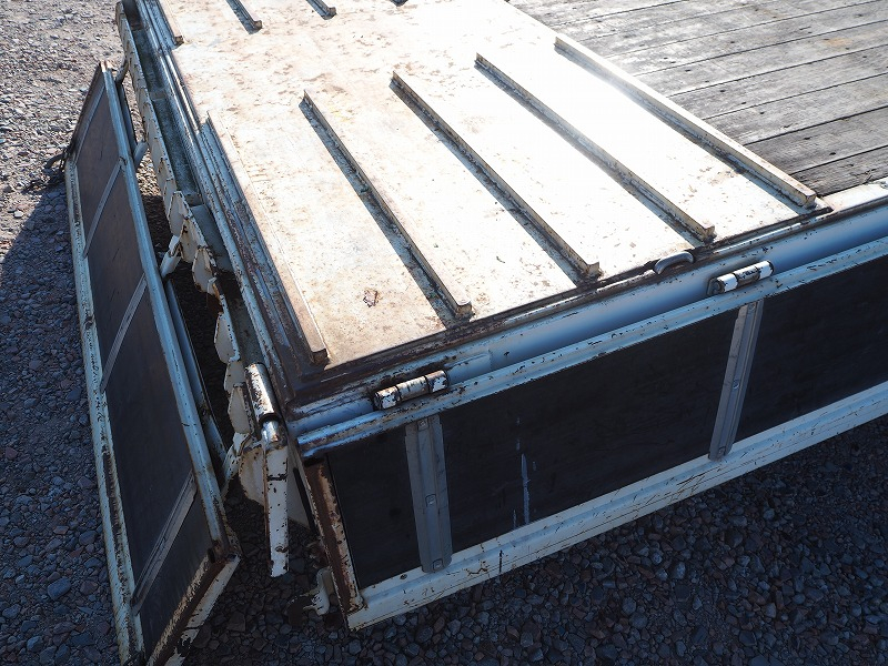 いすゞフォワード4段セルフクレーンラジコン重機回送車|中古トラックの販売・買取・査定のアイナビ