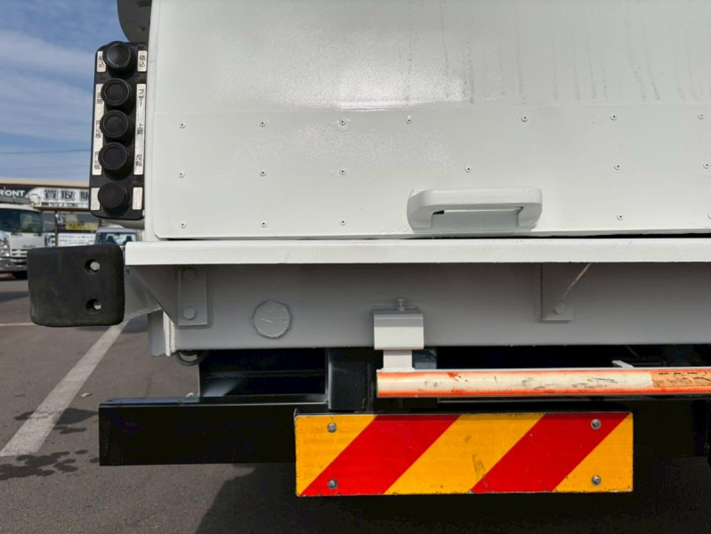 プレス式6.6立米連続スイッチ汚水タンク2.9トン積載ワイド幅|中古トラックの販売・買取・査定のアイナビ