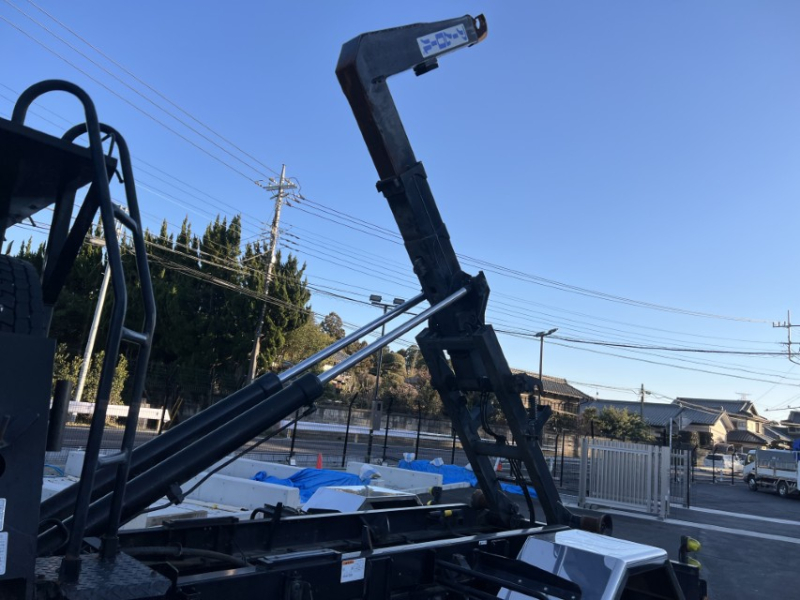 新明和アームロールCCA44-31ベッド付|中古トラックの販売・買取・査定のアイナビ