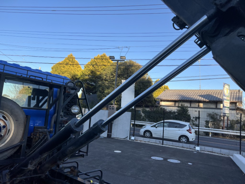 新明和アームロールCCA44-31ベッド付|中古トラックの販売・買取・査定のアイナビ