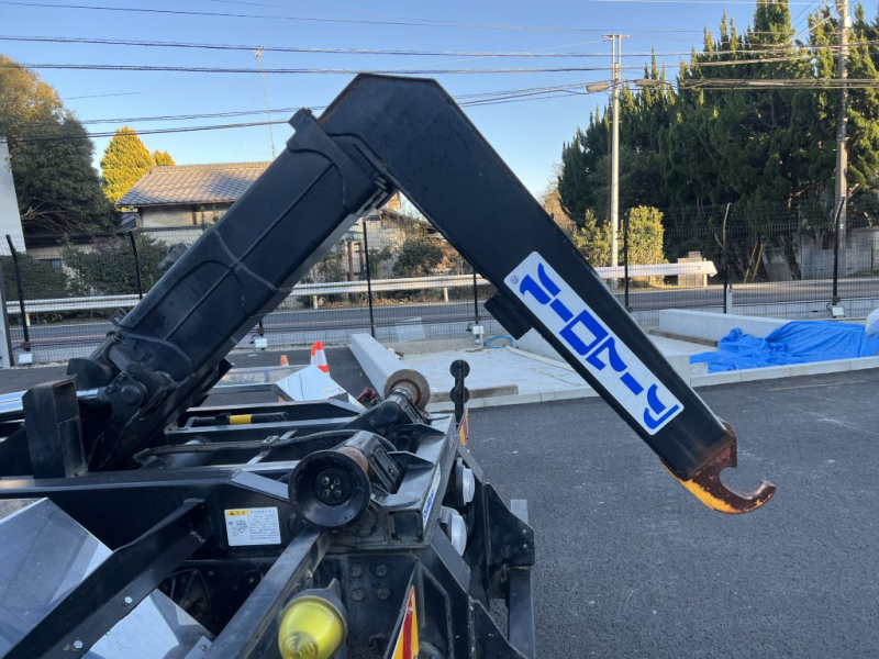 新明和アームロールCCA44-31ベッド付|中古トラックの販売・買取・査定のアイナビ