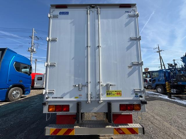 UDトラックス 乗用車 クオン|中古トラックの販売・買取・査定のアイナビ