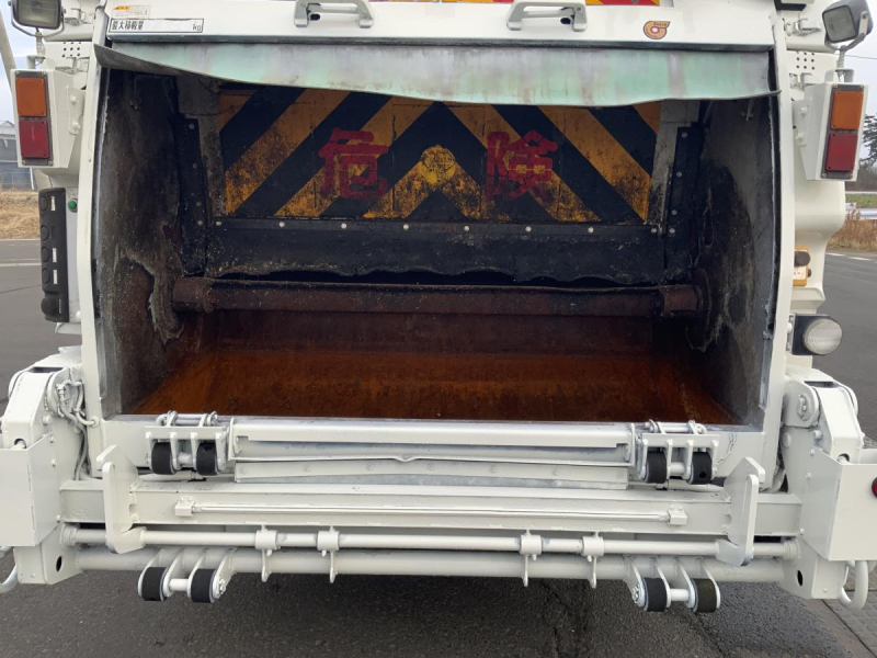 8.6立米⭐️H25コンドルパッカー車 新明和 巻き込み式|中古トラックの販売・買取・査定のアイナビ