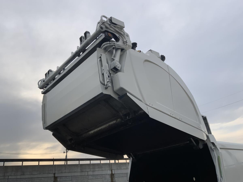 8.6立米⭐️H25コンドルパッカー車 新明和 巻き込み式|中古トラックの販売・買取・査定のアイナビ