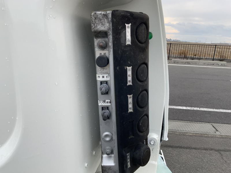 8.6立米⭐️H25コンドルパッカー車 新明和 巻き込み式|中古トラックの販売・買取・査定のアイナビ