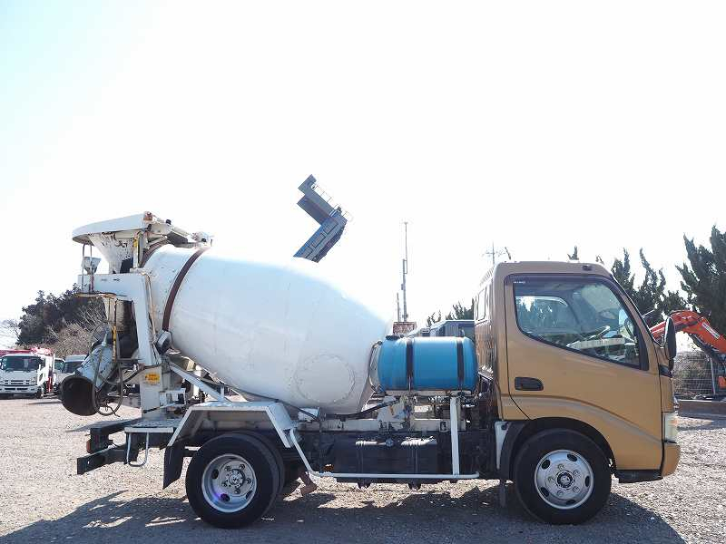 日野デュトロカヤバ製コンクリートミキサー3t|中古トラックの販売・買取・査定のアイナビ