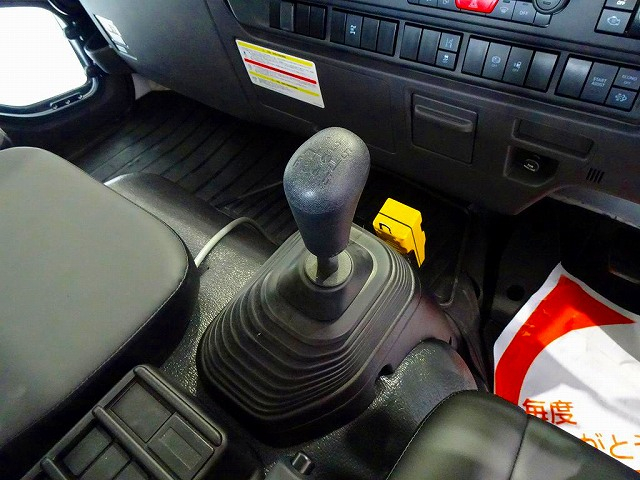 フォワード3.7t標準ベッドレスアームロール未使用車|中古トラックの販売・買取・査定のアイナビ