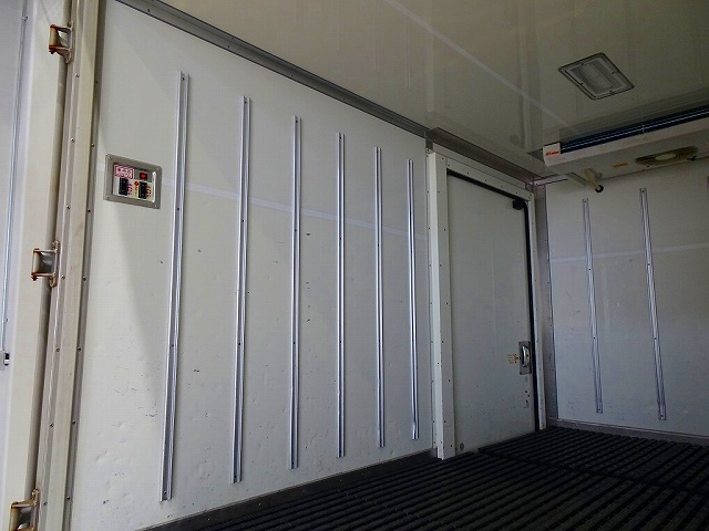 ダイナ1.35tFJLWタイヤ中温冷凍車|中古トラックの販売・買取・査定のアイナビ