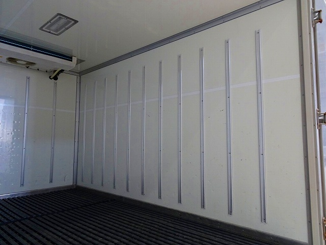 ダイナ1.35tFJLWタイヤ中温冷凍車|中古トラックの販売・買取・査定のアイナビ