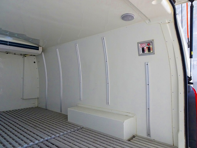 レジアスエースバンDX1t4WD2人乗り4ドア中温冷凍車|中古トラックの販売・買取・査定のアイナビ