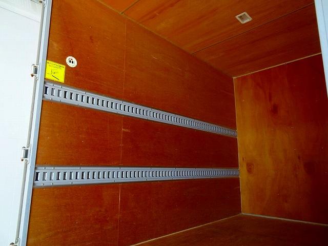 キャンター1.95t4WD全低床標準アルミバン|中古トラックの販売・買取・査定のアイナビ