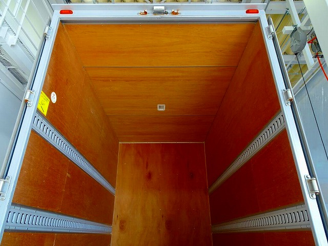 キャンター1.95t4WD全低床標準アルミバン|中古トラックの販売・買取・査定のアイナビ