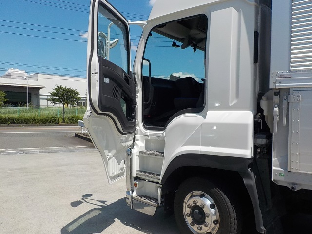 H29年CYJ77BハイルーフメッキMT|中古トラックの販売・買取・査定のアイナビ