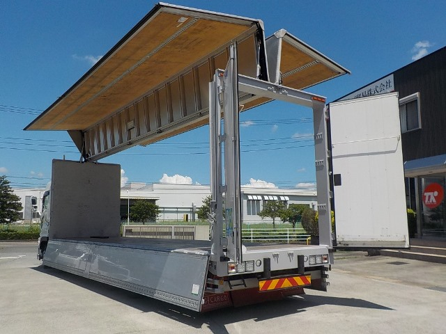 H29年CYJ77BハイルーフメッキMT|中古トラックの販売・買取・査定のアイナビ