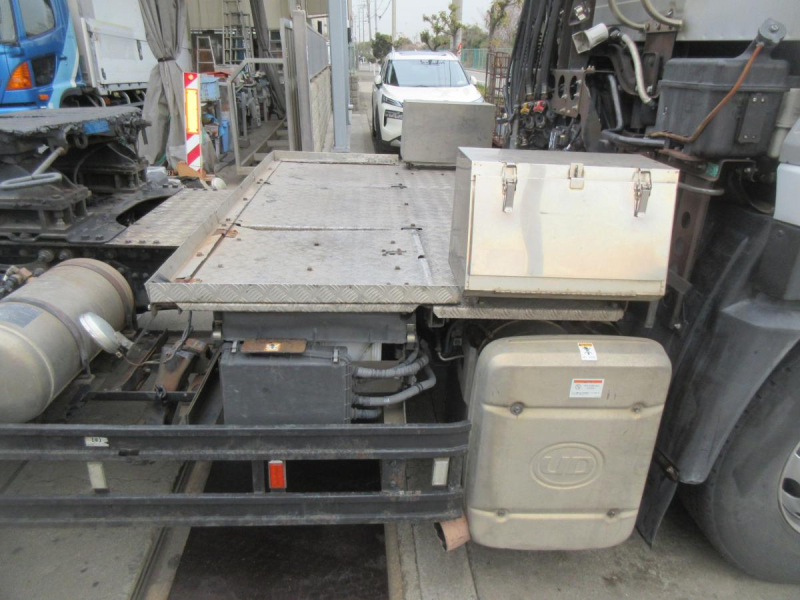 クオンマニュアル11.5トントラクタ|中古トラックの販売・買取・査定のアイナビ