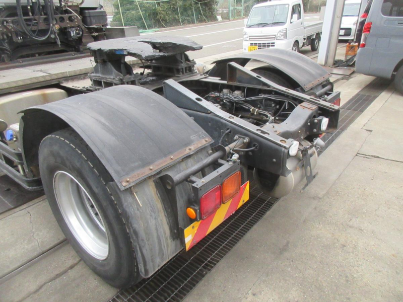 クオンマニュアル11.5トントラクタ|中古トラックの販売・買取・査定のアイナビ