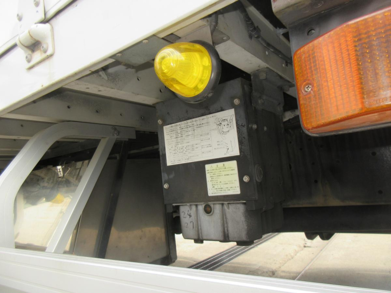 クオン高床3軸低走行アルミウイング|中古トラックの販売・買取・査定のアイナビ