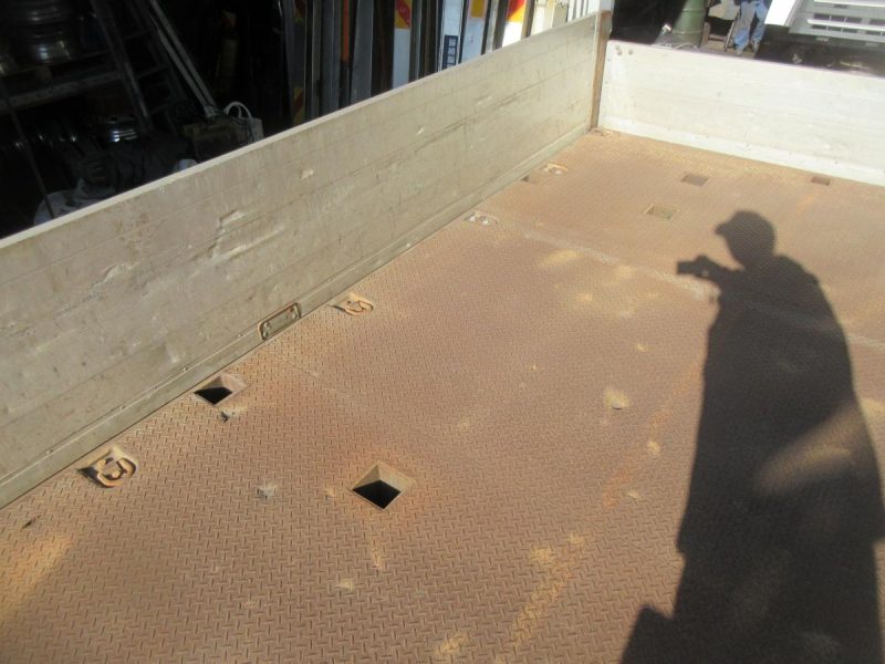 クオン3軸高床リーフサスアルミ平|中古トラックの販売・買取・査定のアイナビ