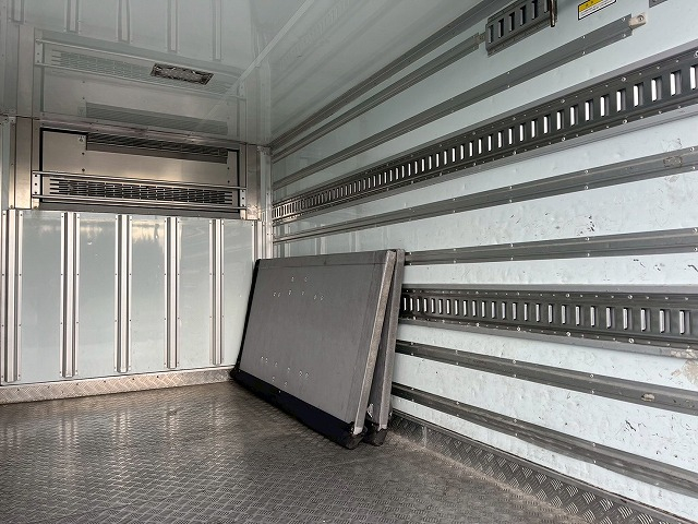 -30℃低温設定★10尺ボディ★左サイド扉★5トン限定・準中型免許|中古トラックの販売・買取・査定のアイナビ