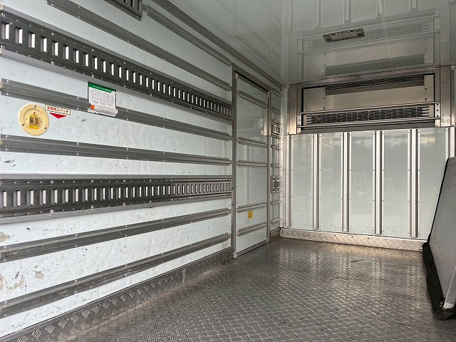 -30℃低温設定★10尺ボディ★左サイド扉★5トン限定・準中型免許|中古トラックの販売・買取・査定のアイナビ