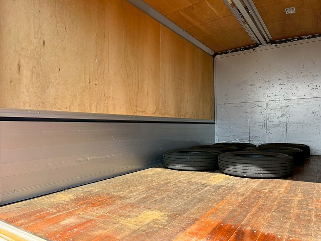 3.5トン積載★ワイド×ロング★内高:210cm★175馬力★5速MT|中古トラックの販売・買取・査定のアイナビ