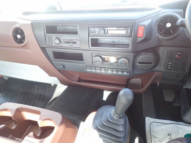 未使用 Ⅼ6120ワイド エアサス 240PS 6速 アルミブロック|中古トラックの販売・買取・査定のアイナビ