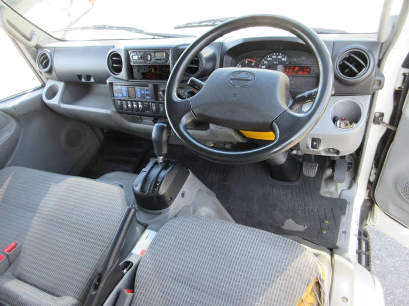 AT 冷蔵冷凍車 セミロングサイズ 積載2トン !!|中古トラックの販売・買取・査定のアイナビ