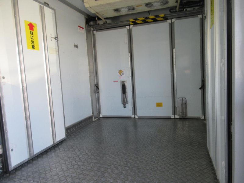 AT 冷蔵冷凍車 セミロングサイズ 積載2トン !!|中古トラックの販売・買取・査定のアイナビ