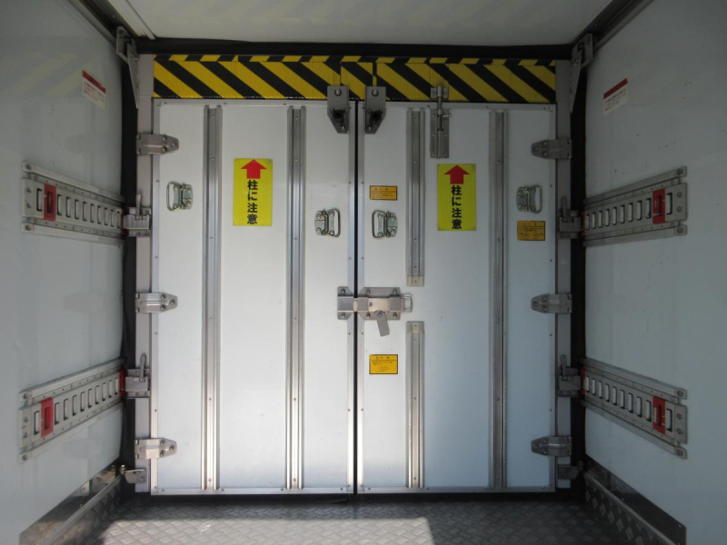 AT 冷蔵冷凍車 セミロングサイズ 積載2トン !!|中古トラックの販売・買取・査定のアイナビ