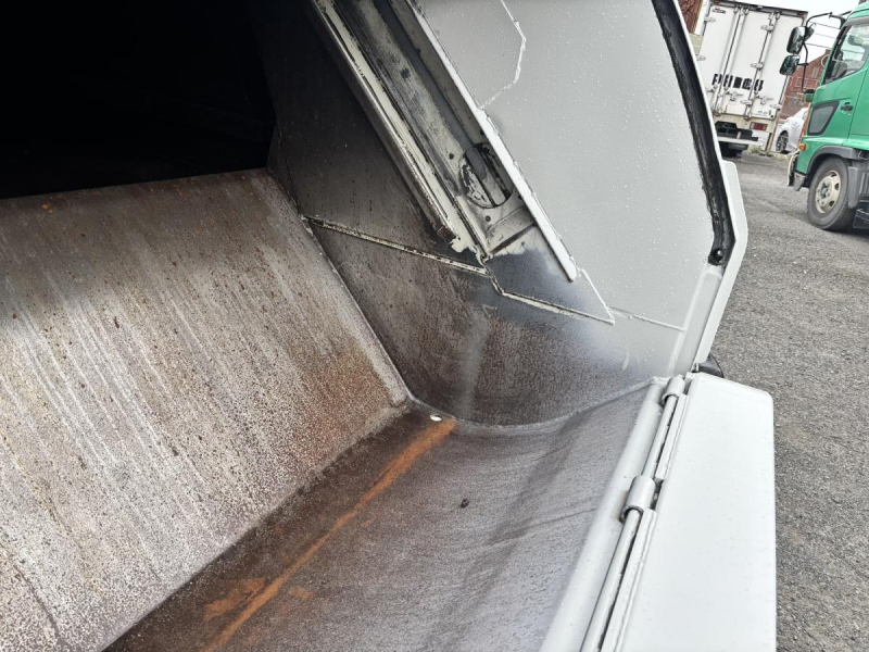 ワイド幅 プレス式パッカー車 新明和製6.0立米|中古トラックの販売・買取・査定のアイナビ