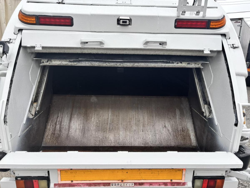 ワイド幅 プレス式パッカー車 新明和製6.0立米|中古トラックの販売・買取・査定のアイナビ