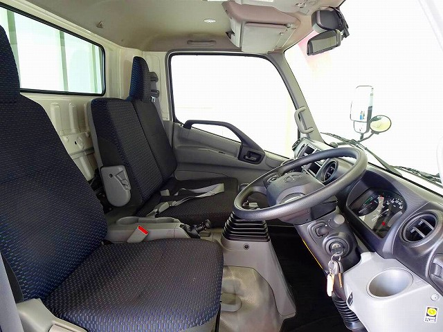 デュトロ4.65t高床ワイド超ロング平ボデー未使用車|中古トラックの販売・買取・査定のアイナビ