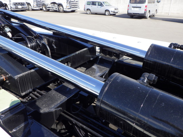 三菱2PG-FV80VYフックロール10t超格納式リアバンパー|中古トラックの販売・買取・査定のアイナビ