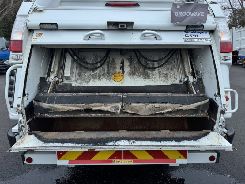 プレス式キャンターOEM新明和6.0立米ダンボールで使用|中古トラックの販売・買取・査定のアイナビ