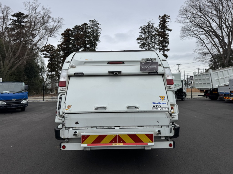 プレス式キャンターOEM新明和6.0立米ダンボールで使用|中古トラックの販売・買取・査定のアイナビ