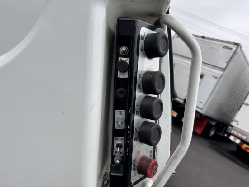 プレス式キャンターOEM新明和6.0立米ダンボールで使用|中古トラックの販売・買取・査定のアイナビ