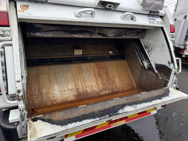 プレス式キャンターOEM新明和6.0立米ダンボールで使用|中古トラックの販売・買取・査定のアイナビ