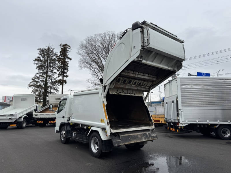 プレス式キャンターOEM新明和6.0立米ダンボールで使用|中古トラックの販売・買取・査定のアイナビ