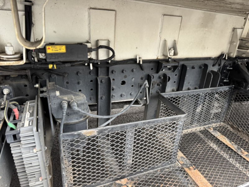 プレス式キャンターOEM新明和6.0立米ダンボールで使用|中古トラックの販売・買取・査定のアイナビ