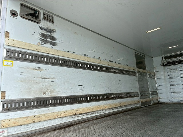 東プレ左サイド扉6速MTマニュアル4t8t中型冷凍バン|中古トラックの販売・買取・査定のアイナビ