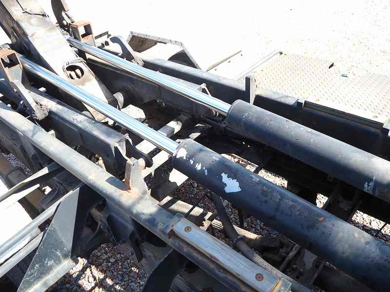 いすゞフォワード新明和製ツインホイストアームロール|中古トラックの販売・買取・査定のアイナビ