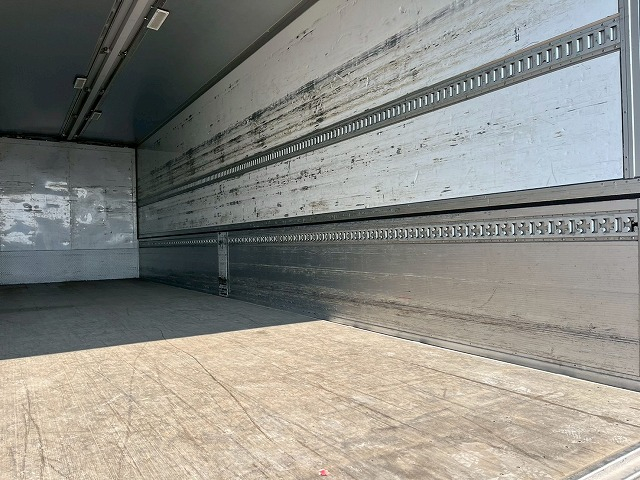 ハイルーフ★4軸低床2デフ★7速MT★リターダ★後輪エアサス|中古トラックの販売・買取・査定のアイナビ