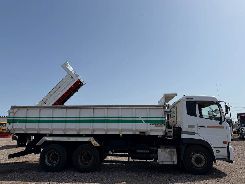 UDトラックスクオンステンレス張り水密式ロング深ダンプ|中古トラックの販売・買取・査定のアイナビ