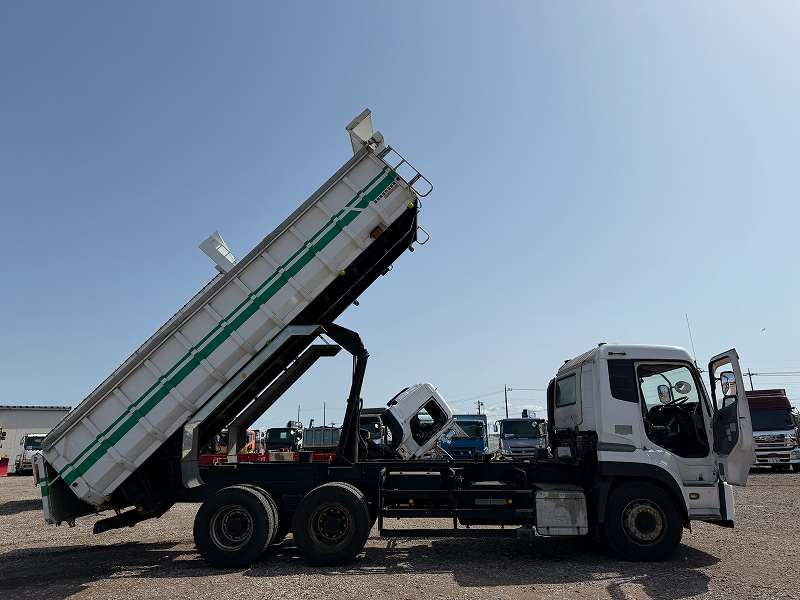 UDトラックスクオンステンレス張り水密式ロング深ダンプ|中古トラックの販売・買取・査定のアイナビ