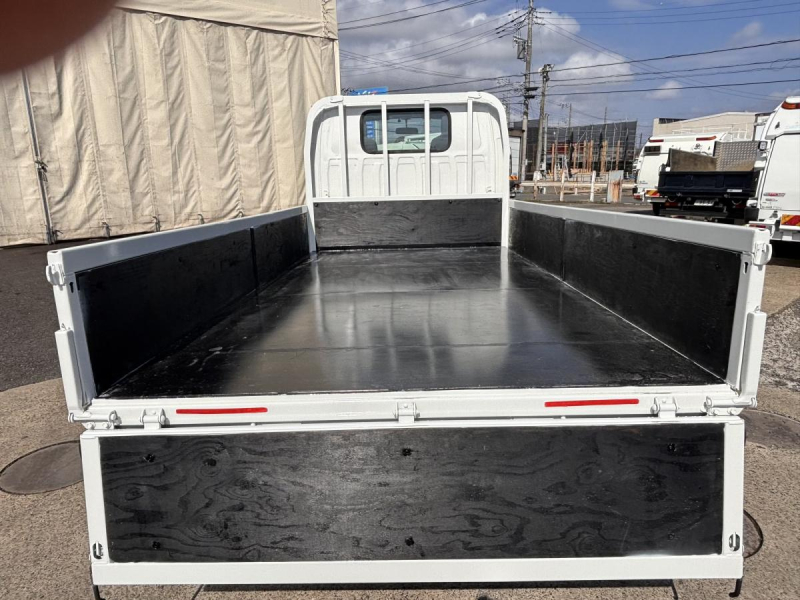 タイタン 10尺平ボディー 積載2000kg AT車|中古トラックの販売・買取・査定のアイナビ