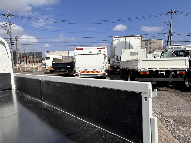 タイタン 10尺平ボディー 積載2000kg AT車|中古トラックの販売・買取・査定のアイナビ