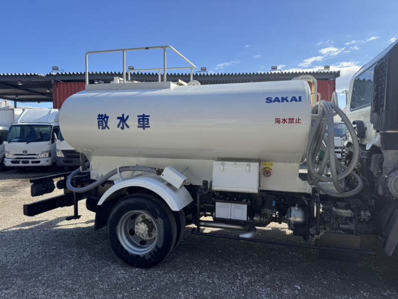 最大数量3900L 前後散水 サブエンジン式 AT|中古トラックの販売・買取・査定のアイナビ