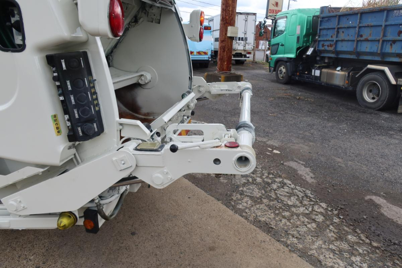 ワイド幅 巻き込みパッカー車 新明和製7.3立米 積載2550kg|中古トラックの販売・買取・査定のアイナビ
