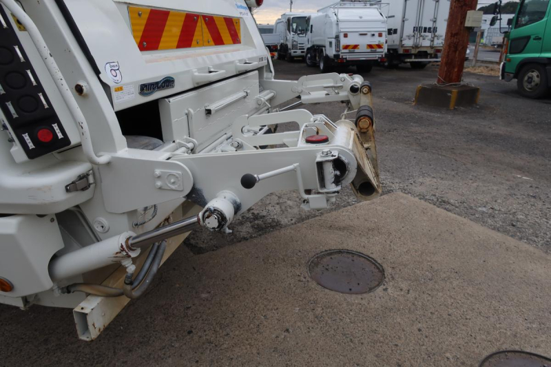 プレス式パッカー車 新明和製8.2立米 積載1600kg|中古トラックの販売・買取・査定のアイナビ